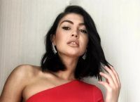 Η Κέισι από το GNTM ποζάρει topless και διεγείρει τις αισθήσεις