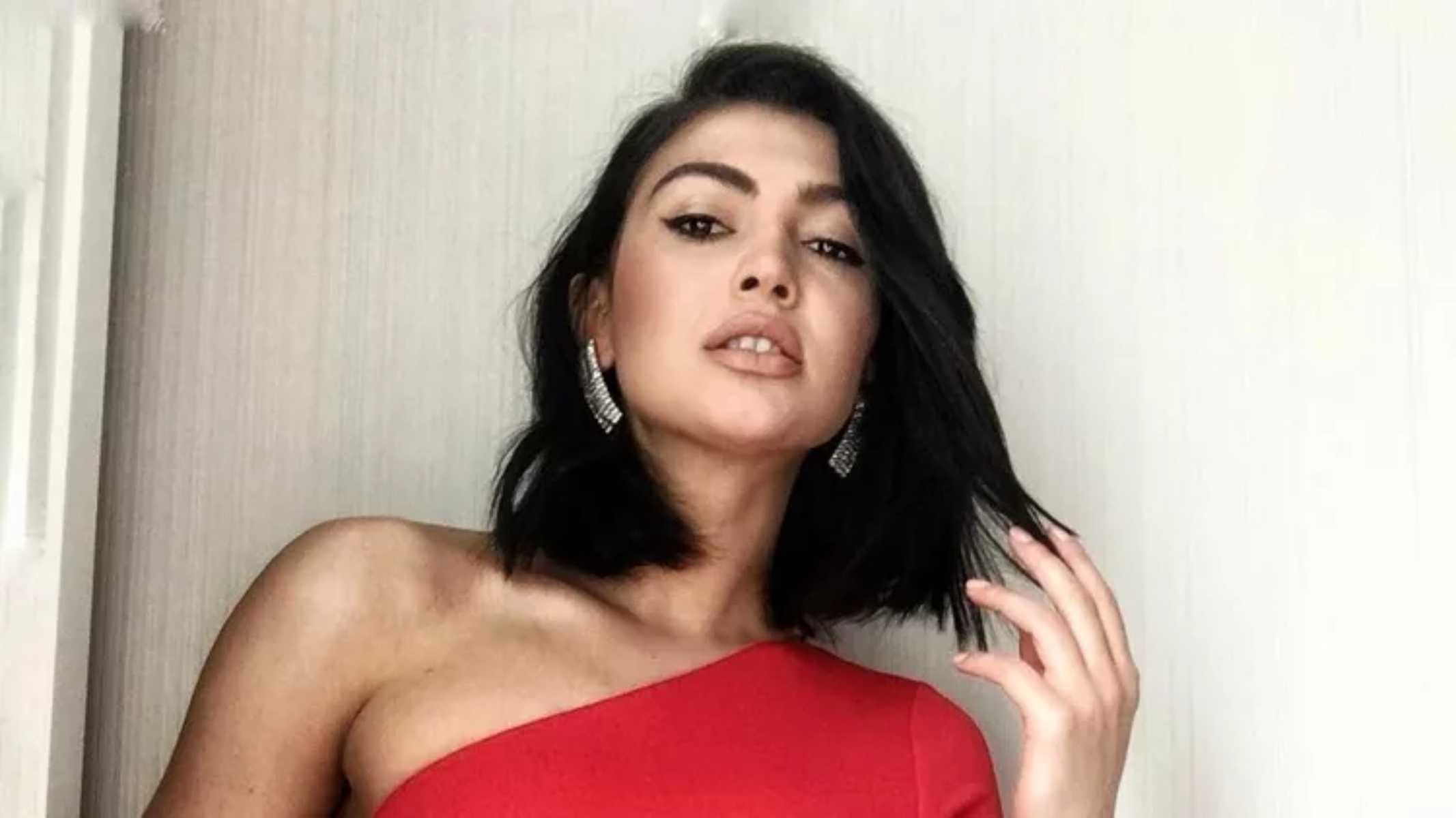 Η Κέισι από το GNTM ποζάρει topless και διεγείρει τις αισθήσεις