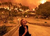 Φωτιά στην Εύβοια: Η συγκλονιστική φωτογραφία με την κυρία Παναγιώτα