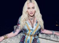 Madonna Mambo Italiano: Ναύλωσε αεροπλάνο με φίλους για τα γενέθλιά της