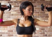 Ανόρθωση στήθους: Πώς να την πετύχετε μόνο με γυμναστική