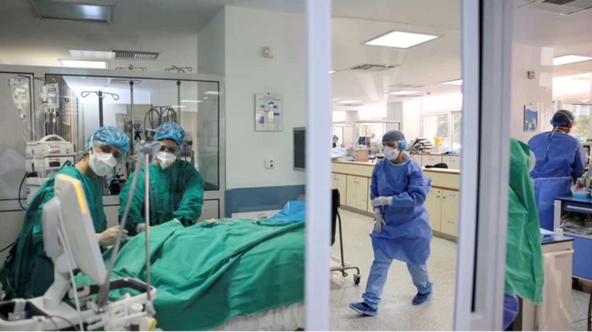 Λαμία: Γυμνή ασθενής επιτέθηκε σε γιατρούς και νοσηλευτές