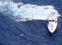 Αιγαίο: Πλοίο δίνει μάχη με τους βοριάδες και τα κύματα