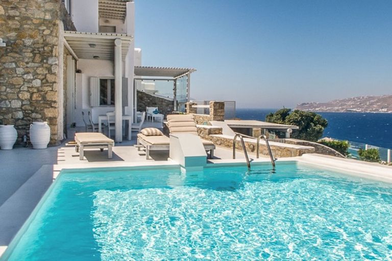 Μύκονος: «Στέρεψε» το νερό στο νησί – Αδειάζουν οι πισίνες