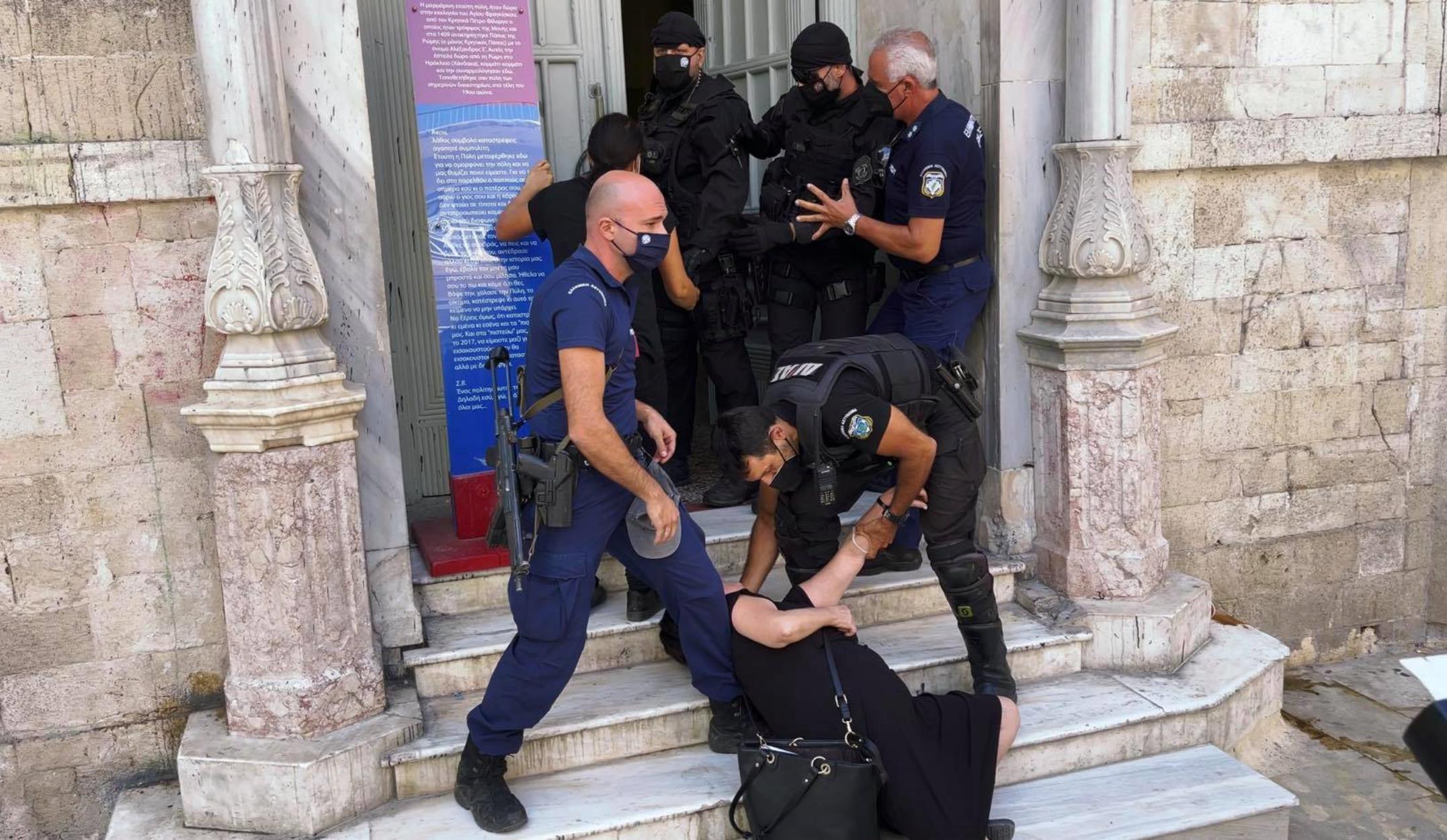 Δολοφονία στη Μεσαρά: Σκηνές έντασης στο δικαστήριο – Λιποθύμησε η μητέρα του κτηνοτρόφου