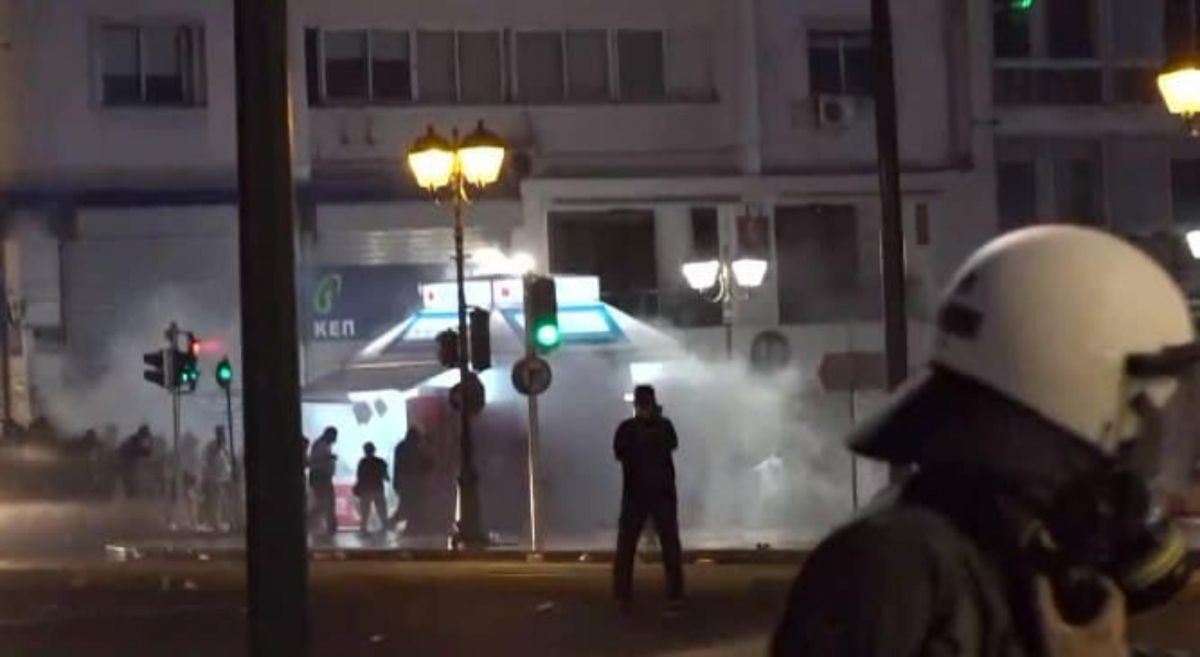 Σύνταγμα: Επεισόδια και μολότοφ στη συγκέντρωση των αντιεμβολιαστών