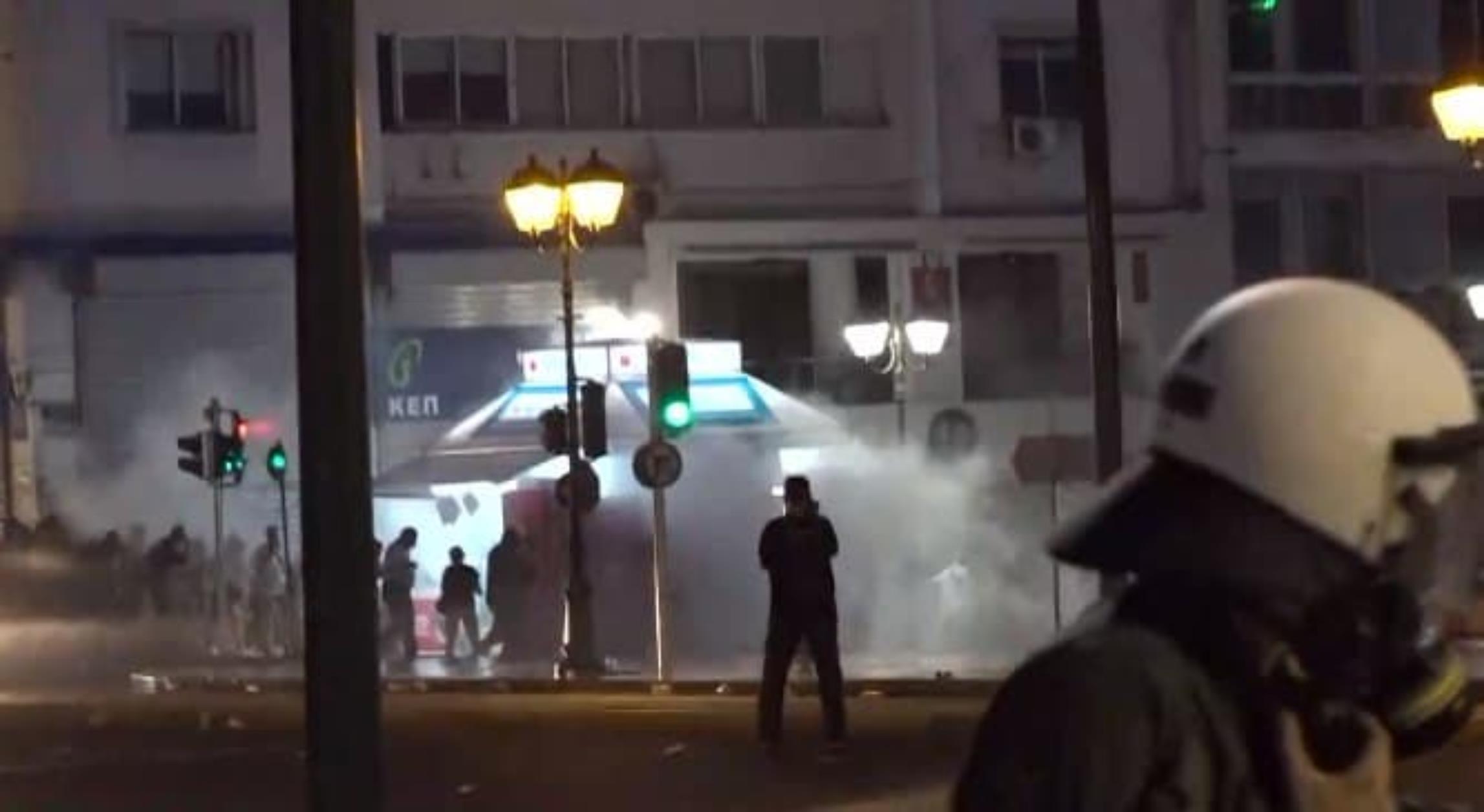 Σύνταγμα: Επεισόδια και μολότοφ στη συγκέντρωση των αντιεμβολιαστών
