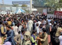 Αφγανιστάν: Μητέρες πετούν τα μωρά τους σε Βρετανούς στρατιώτες για να τα σώσουν