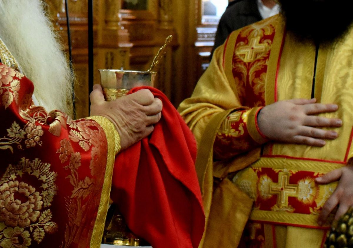 Αχαΐα: Σάλος με ιερέα που δεν κοινώνησε ανύπαντρη έγκυο