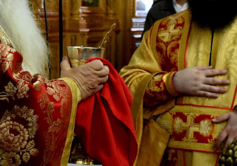 Αχαΐα: Σάλος με ιερέα που δεν κοινώνησε ανύπαντρη έγκυο