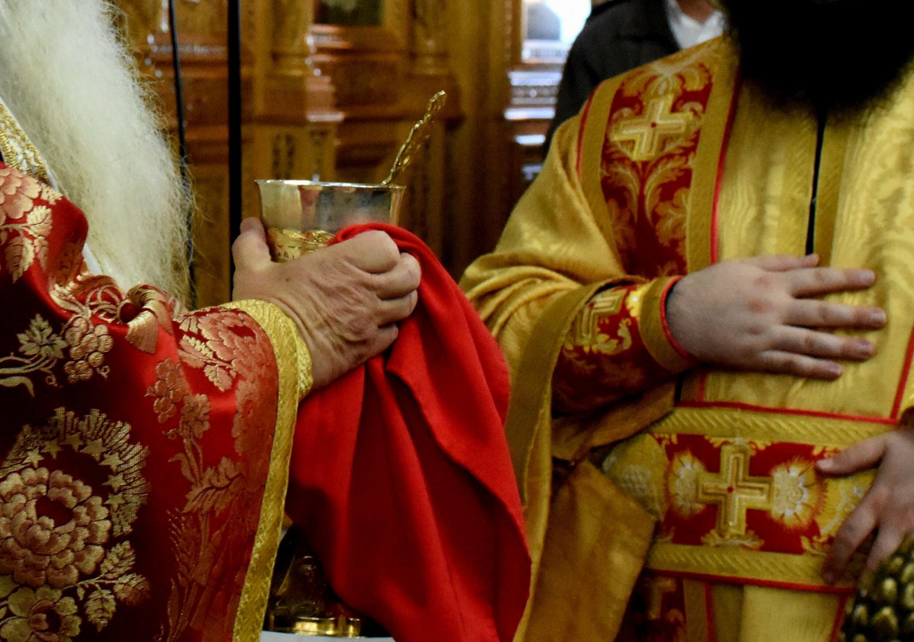 Αχαΐα: Σάλος με ιερέα που δεν κοινώνησε ανύπαντρη έγκυο