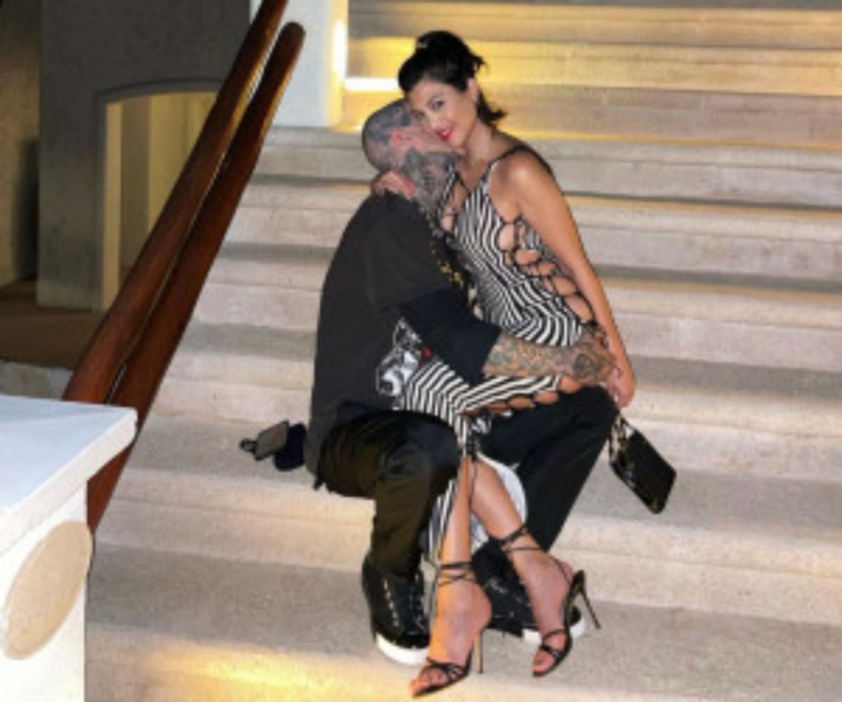Kourtney Kardashian – Travis Barker: Τα καυτά φιλιά στον λαιμό
