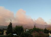 Φωτιά στα Βίλια: Ο καπνός έφτασε μέχρι την Κρήτη