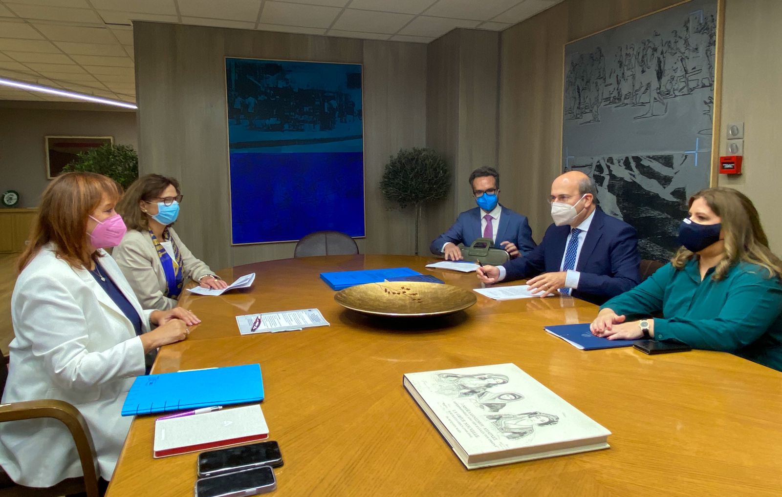 Κωστής Χατζηδάκης: Επιδόματα, νταντάδες της γειτονιάς, γονικές άδειες για την ενίσχυση του δημογραφικού