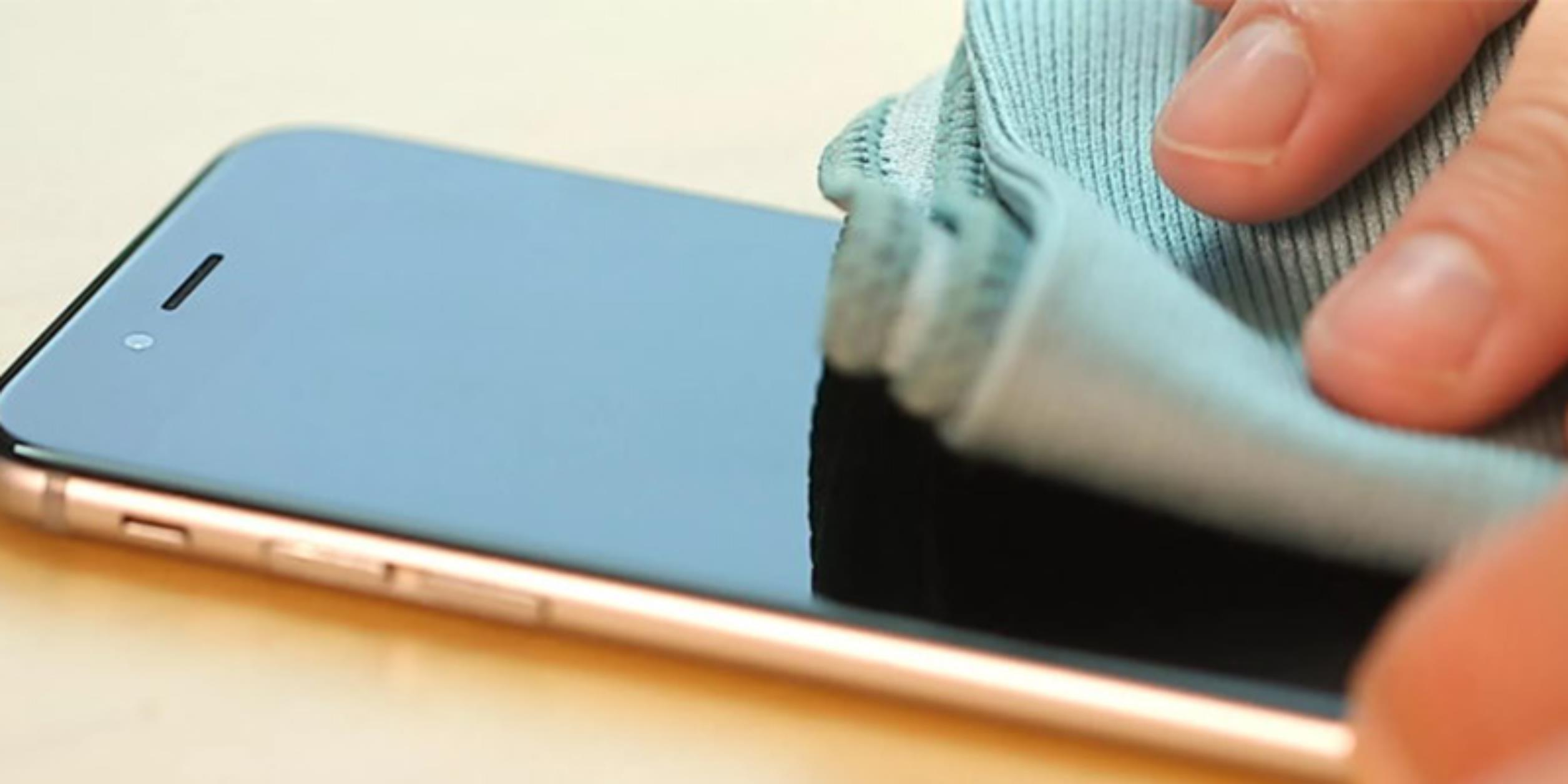 Smartphone: Δεν θα το πιστέψετε με τι μπορείτε να απολυμάνετε το κινητό σας