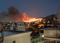 Φωτιά τώρα στην Νέα Μάκρη Φωτιά τώρα στην Νέα Μάκρη