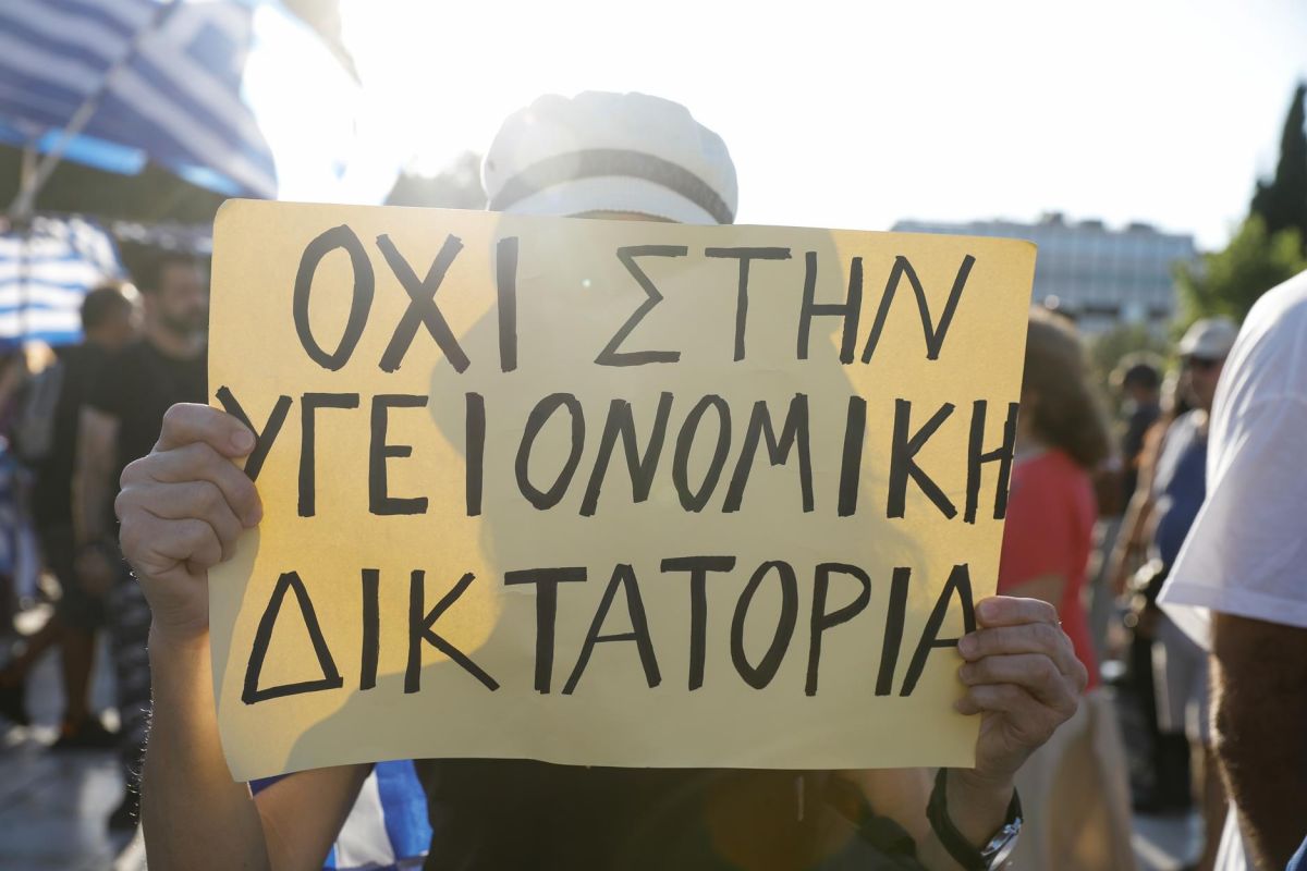 Αρνητές κορωνοϊού: Ζητούν εκταφές νεκρών και μηνύουν εκπαιδευτικούς – Έρχονται προστατευτικές παρεμβάσεις
