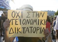Αρνητές κορωνοϊού: Ζητούν εκταφές νεκρών και μηνύουν εκπαιδευτικούς – Έρχονται προστατευτικές παρεμβάσεις