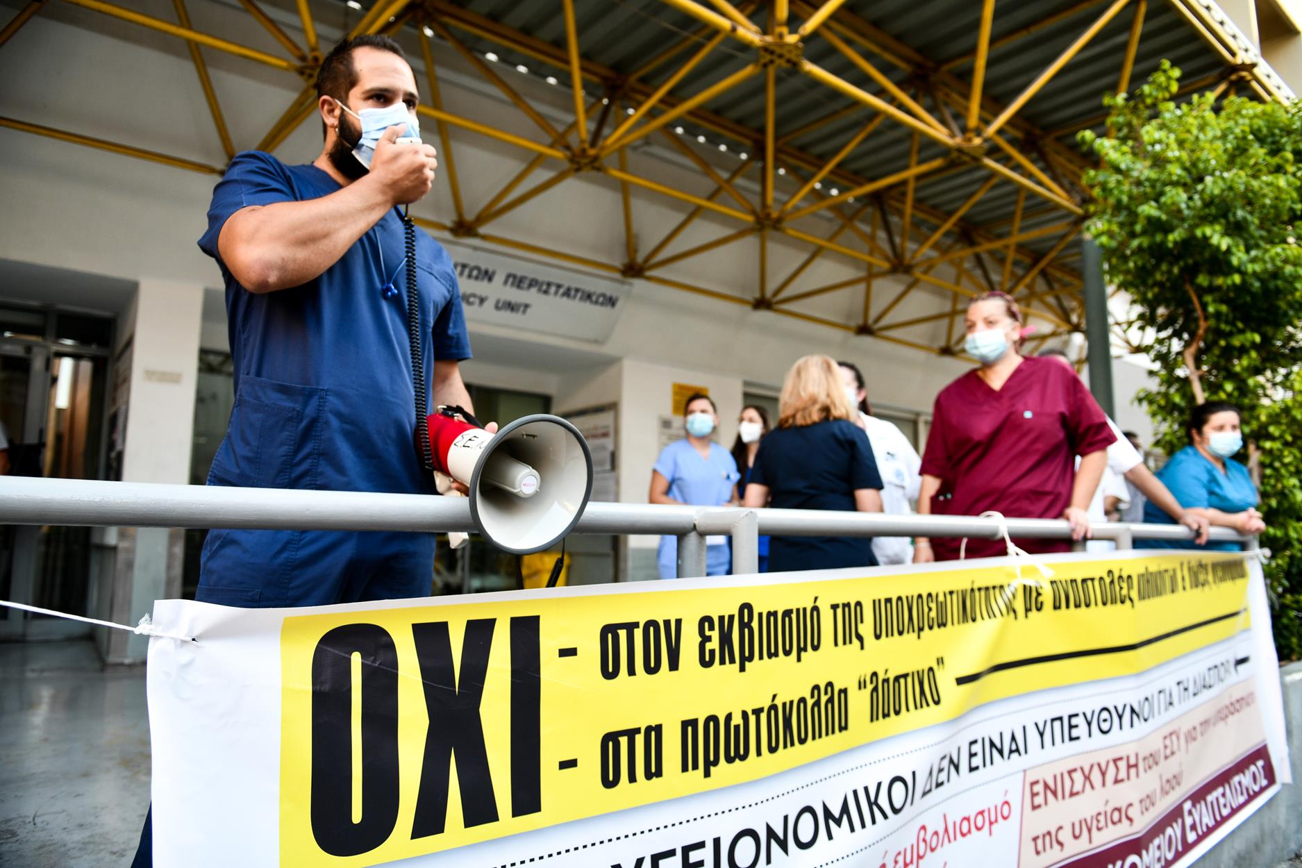 Υποχρεωτικός εμβολιασμός: Ξεκίνησε η επίδοση αναστολών σε χιλιάδες υγειονομικούς – «Ο νόμος θα εφαρμοστεί»