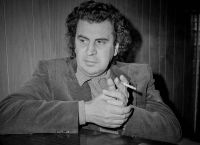 Μίκης Θεοδωράκης: Η Κομισιόν του λέει αντίο σε όλες τις γλώσσες