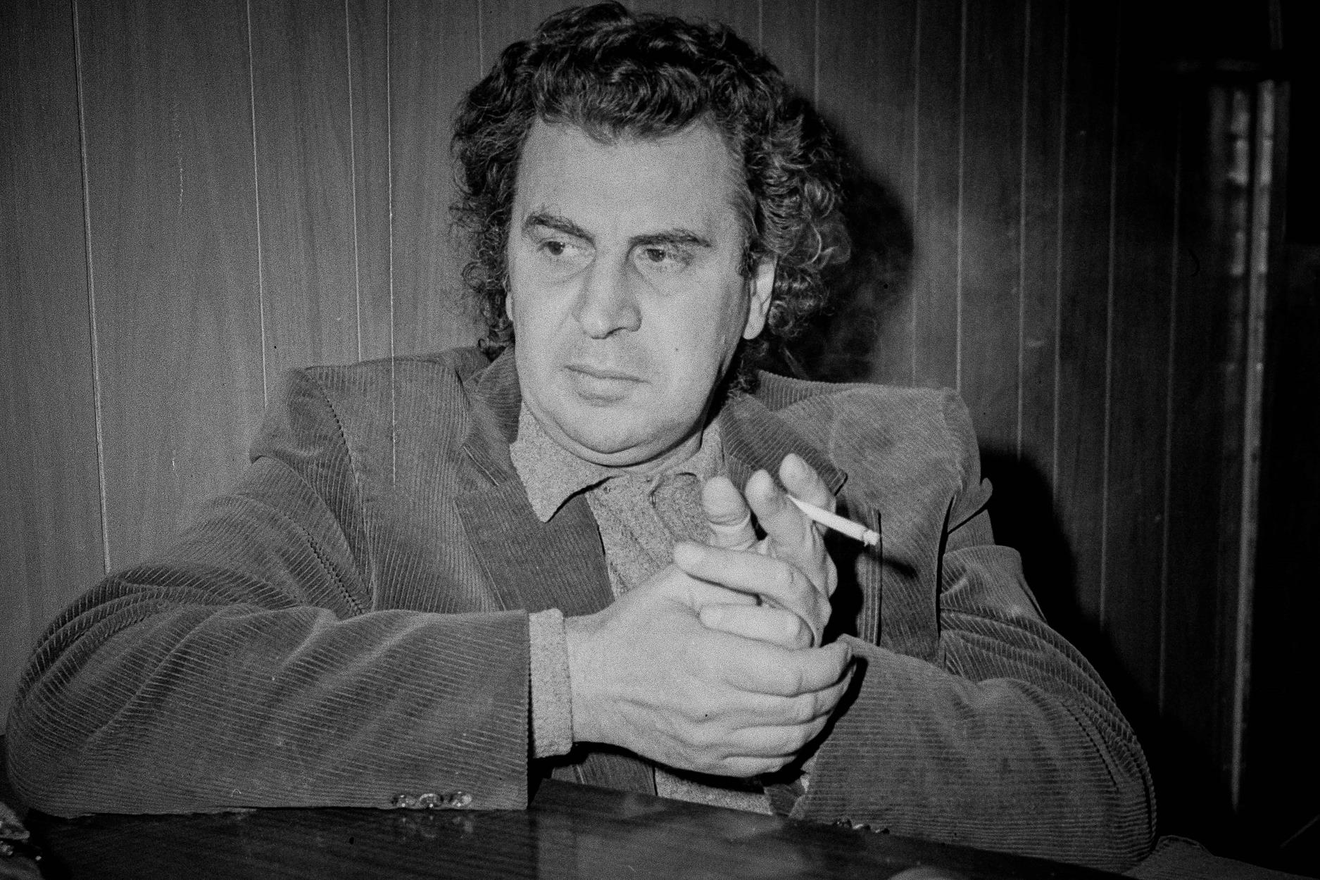 Μίκης Θεοδωράκης: Η Κομισιόν του λέει αντίο σε όλες τις γλώσσες