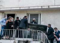 Μίκης Θεοδωράκης: Πλήθος κόσμου τον αποχαιρέτησε έξω από το σπίτι του φωνάζοντας «αθάνατος»