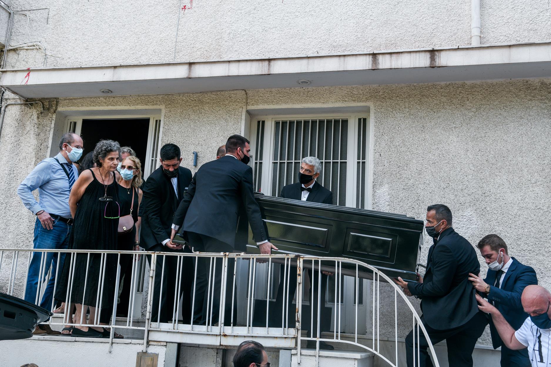 Μίκης Θεοδωράκης: Πλήθος κόσμου τον αποχαιρέτησε έξω από το σπίτι του φωνάζοντας «αθάνατος»