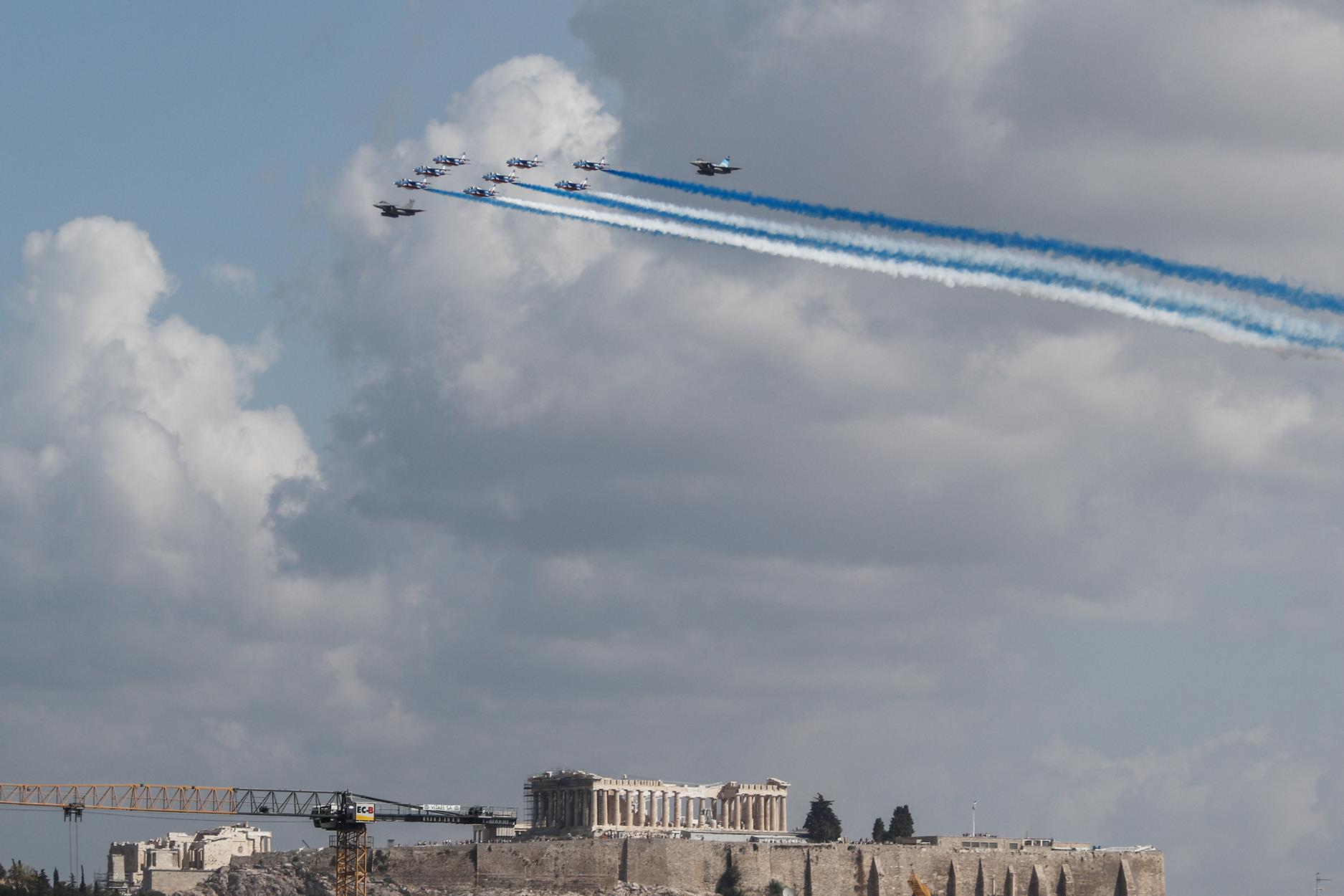 Rafale: Εντυπωσιακές εικόνες – Σχημάτισαν την ελληνική σημαία πάνω από την Ακρόπολη
