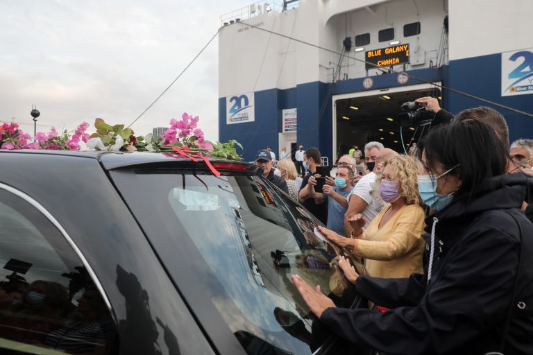 Μίκης Θεοδωράκης: Στο λιμάνι του Πειραιά η σορός του