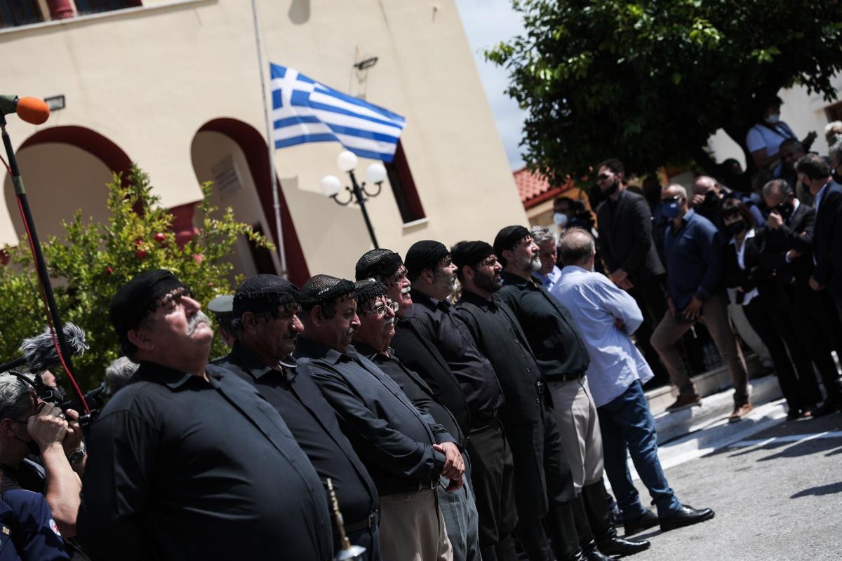 Μίκης Θεοδωράκης κηδεία: «Τον αντρειωμένο μην τον κλαις…» – H Κρήτη τον αποχαιρέτισε με το σπουδαίο ριζίτικο