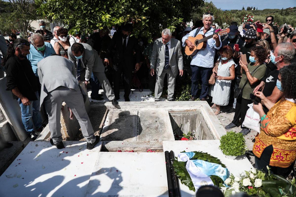 Περνά στην αιωνιότητα ο Μίκης Θεοδωράκης