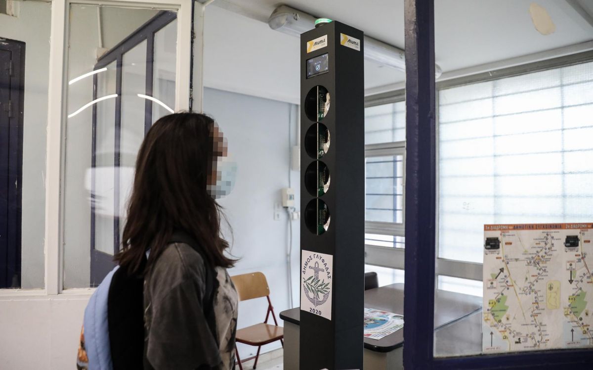 Χαλκίδα: Ακραίοι αρνητές γονείς καίνε σε κουβά μάσκες, rapid test και… βιβλία του Τριβιζά