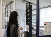 Χαλκίδα: Ακραίοι αρνητές γονείς καίνε σε κουβά μάσκες, rapid test και… βιβλία του Τριβιζά