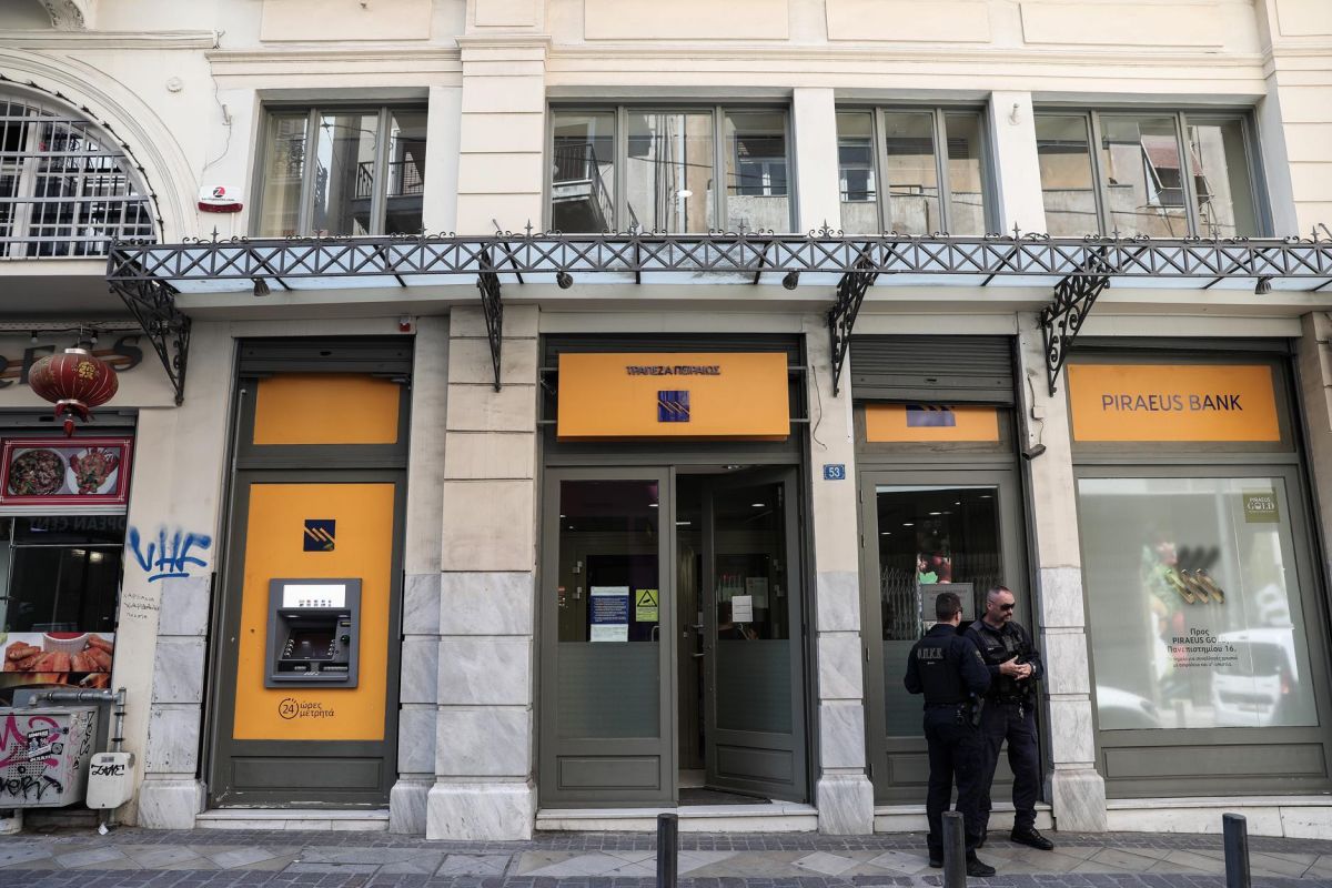 Ένοπλη ληστεία σε τράπεζα στο κέντρο της Αθήνας: Με καλάσνικοφ, βερμούδα και τατουάζ οι δράστες