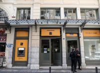 Ένοπλη ληστεία σε τράπεζα στο κέντρο της Αθήνας: Με καλάσνικοφ, βερμούδα και τατουάζ οι δράστες
