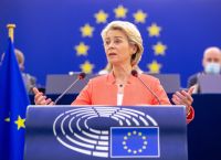 Φον ντερ Λάιεν: «Απαράδεκτη η εργαλειοποίηση μεταναστών»