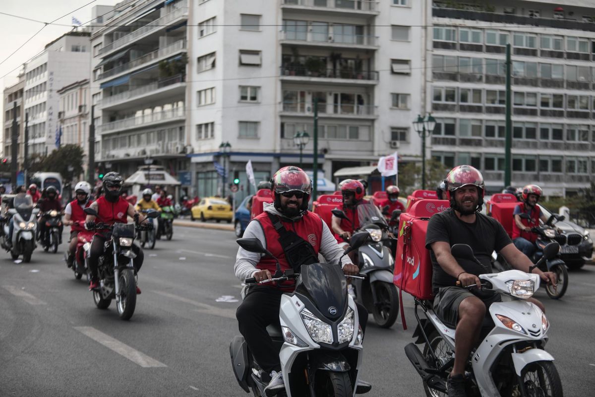 Μοτοπορεία διανομέων: Διαμαρτυρία των εργαζόμενων στην Αθήνα – Η αντίδραση Χατζηδάκη
