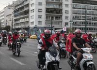 Μοτοπορεία διανομέων: Διαμαρτυρία των εργαζόμενων στην Αθήνα – Η αντίδραση Χατζηδάκη