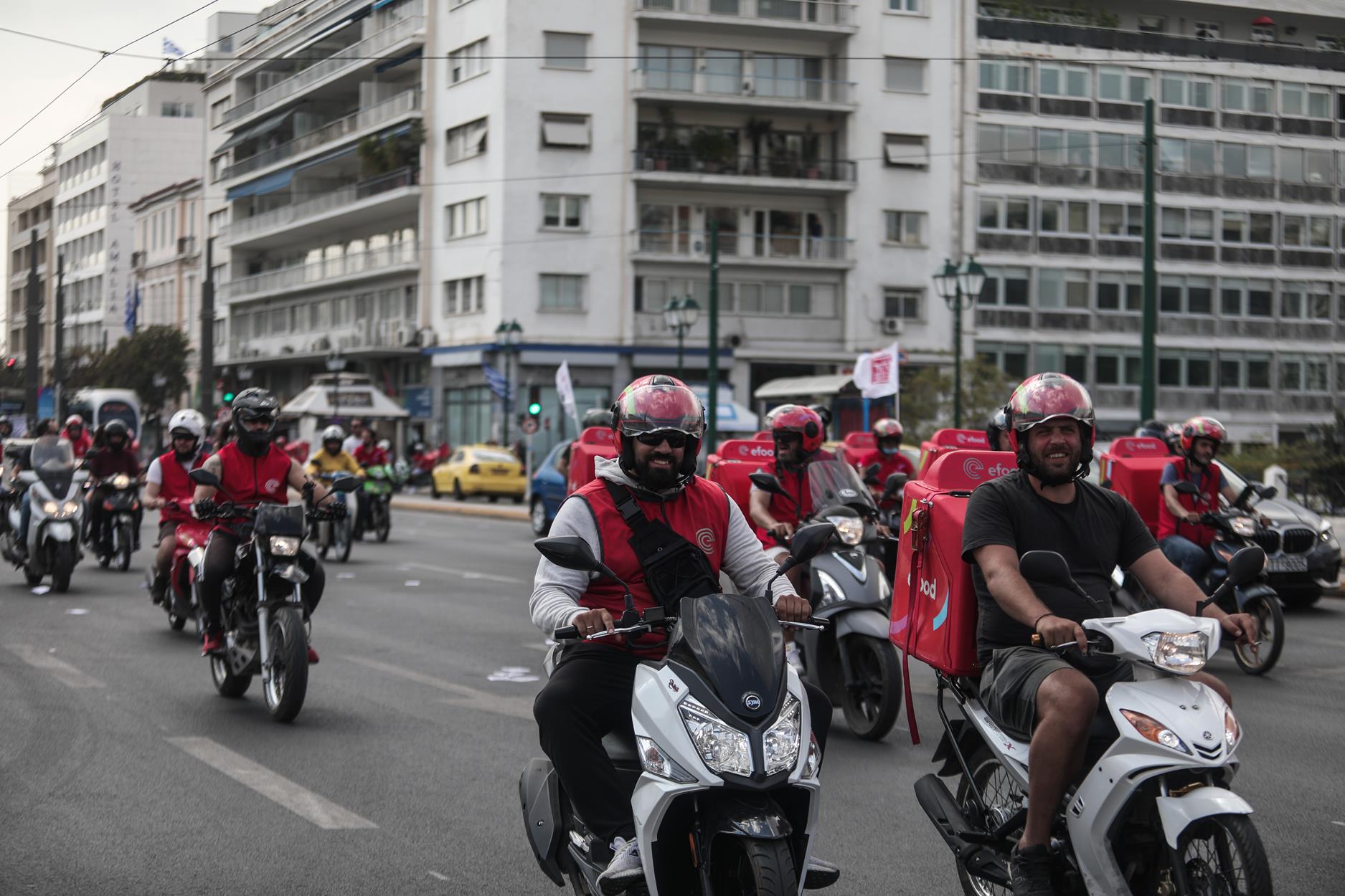 Μοτοπορεία διανομέων: Διαμαρτυρία των εργαζόμενων στην Αθήνα – Η αντίδραση Χατζηδάκη
