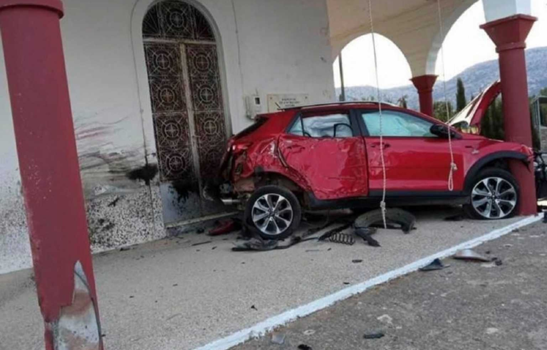Λασίθι: Αυτοκίνητο καρφώθηκε σε εκκλησία