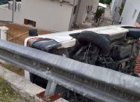 Καβάλα: «Τρελή» πορεία λευκού φορτηγού που καταλήγει σε στέγη σπιτιού