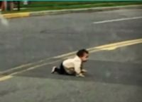 Ελασσόνα: Παρέμβαση των κοινωνικών υπηρεσιών για το μωρό που βρέθηκε στη μέση του δρόμου