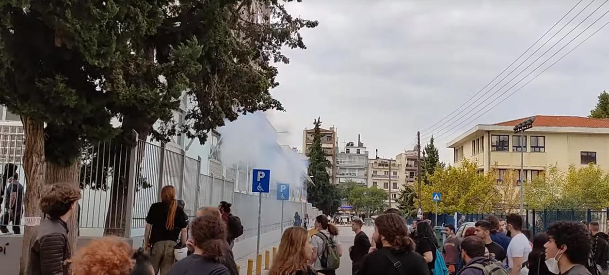 Ένταση στη Θεσσαλονίκη: Επίθεση με καδρόνια σε αντιφασιστική συγκέντρωση φοιτητών
