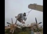 Ταλιμπάν: Πανηγυρίζουν μετατρέποντας αεροπλάνο σε κούνια Ταλιμπάν: Πανηγυρίζουν μετατρέποντας αεροπλάνο σε κούνια