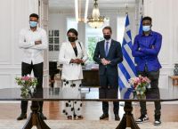 Αντετοκούνμπο: Γιόρτασαν την ελληνοποίηση με… σουβλάκια Αντετοκούνμπο: Γιόρτασαν την ελληνοποίηση με… σουβλάκια