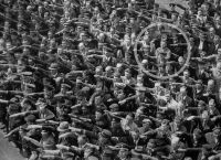 August Landmesser: Η ιστορία του στρατιώτη που αρνήθηκε να χαιρετήσει ναζιστικά τον Χίτλερ August Landmesser: Η ιστορία του στρατιώτη που αρνήθηκε να χαιρετήσει ναζιστικά τον Χίτλερ