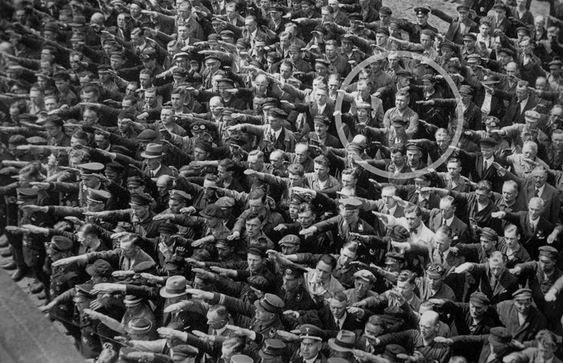 August Landmesser: Η ιστορία του στρατιώτη που αρνήθηκε να χαιρετήσει ναζιστικά τον Χίτλερ