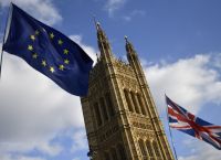 Brexit: Η Βρετανία σκληραίνει τη θέση της για τη Βόρεια Ιρλανδία και προειδοποιεί την ΕΕ Brexit: Η Βρετανία σκληραίνει τη θέση της για τη Βόρεια Ιρλανδία και προειδοποιεί την ΕΕ