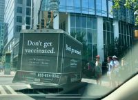 Κορωνοϊός: Οι «τελεταί Μπούκουρας» των ΗΠΑ το τερμάτισαν – «Εμβολιαστείτε – αν όχι τα λέμε σύντομα»