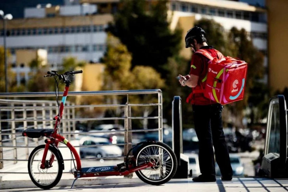 Efood: Τα γυρίζει η εταιρία – Έστειλε μήνυμα ότι δεν θα αλλάξουν οι συμβάσεις